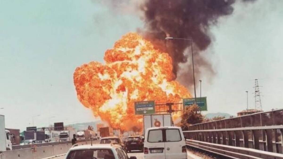 Explosion en autopista de Bologna