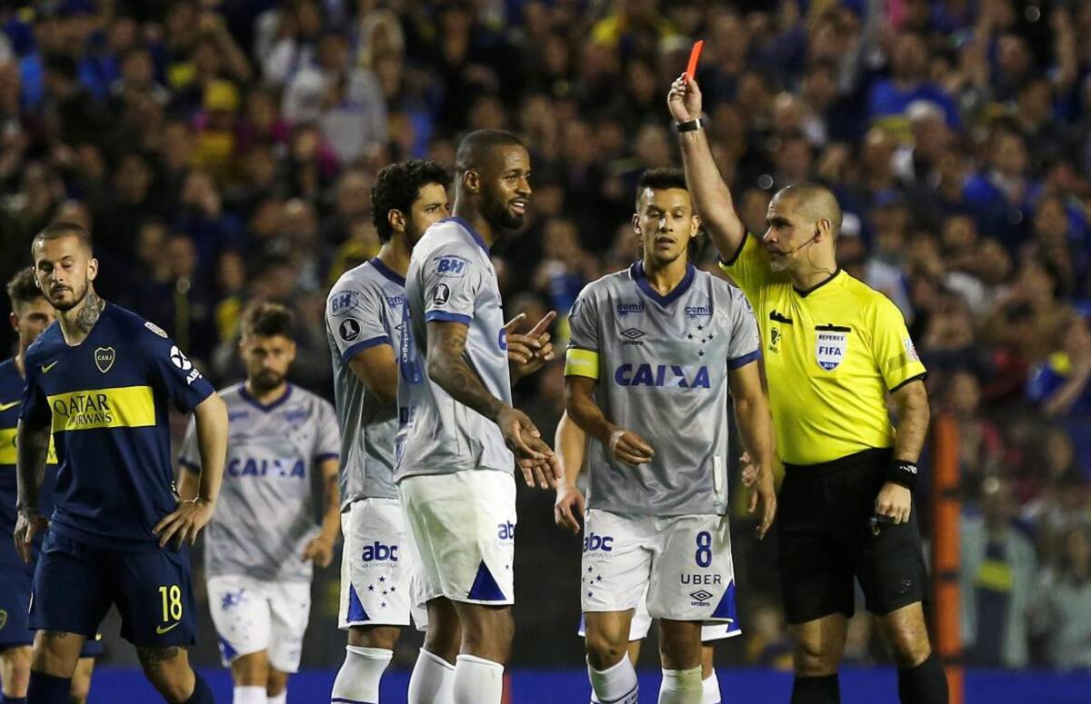 Expulsión de Dede en Boca vs. Cruzeiro (Reuters)