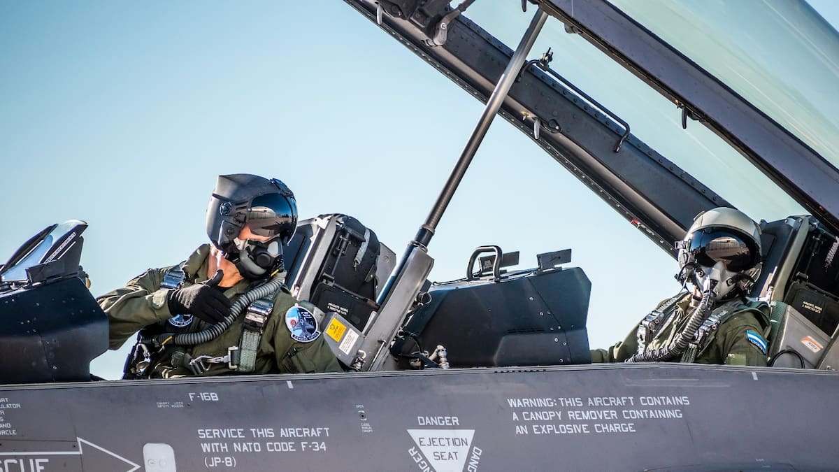 Histórico avance de la Fuerza Aérea Argentina: pilotos nacionales ya vuelan solos los F-16