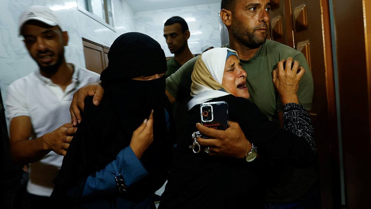 Familia palestina tras el asesinato de su hijo en la frontera con Gaza en manos de las fuerzas israelíes. Foto: Reuters.
