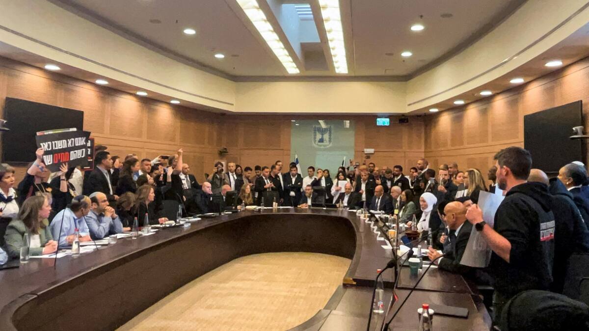 Familiares de los rehenes de Gaza irrumpen en el Parlamento israelí. Foto: Reuters