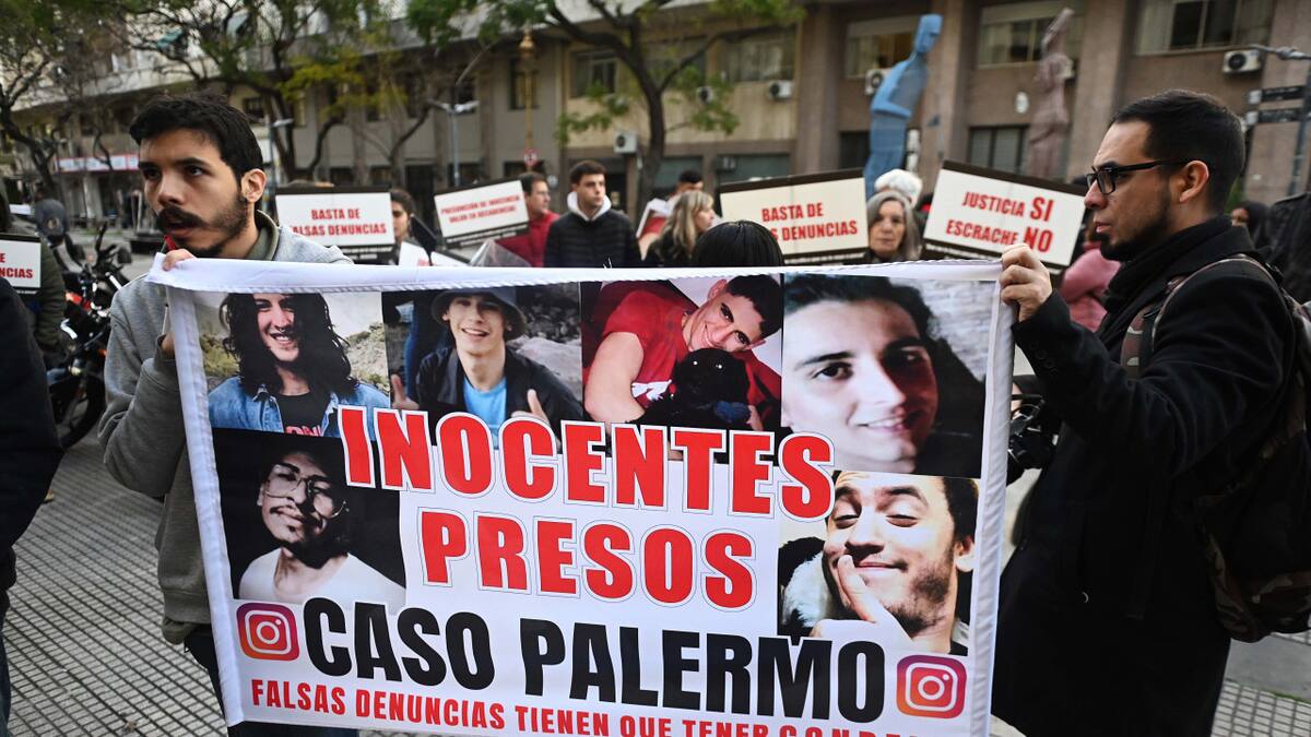 Familiares de los seis imputados en la causa de la violación grupal en Palermo. Foto: Télam.