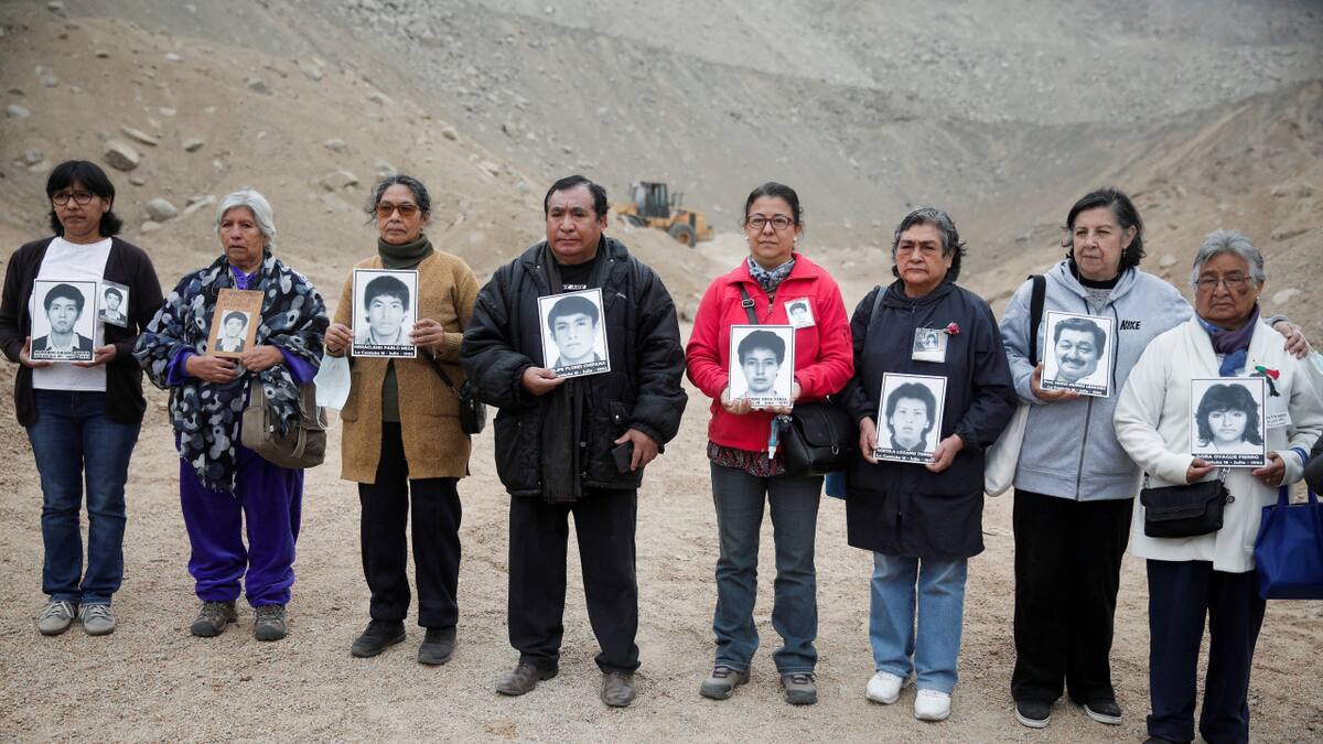 Familiares de víctimas de Fujimori en Perú. Foto: REUTERS.