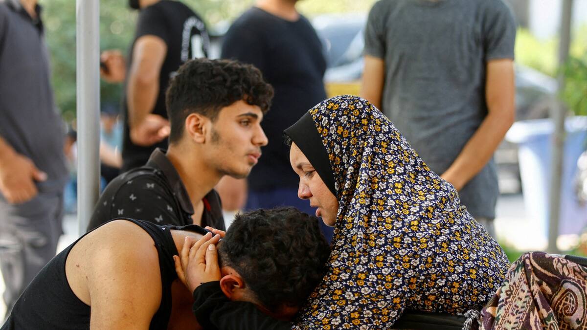 Familiares de víctimas israelíes tras ataque en Gaza. Foto: Reuters.