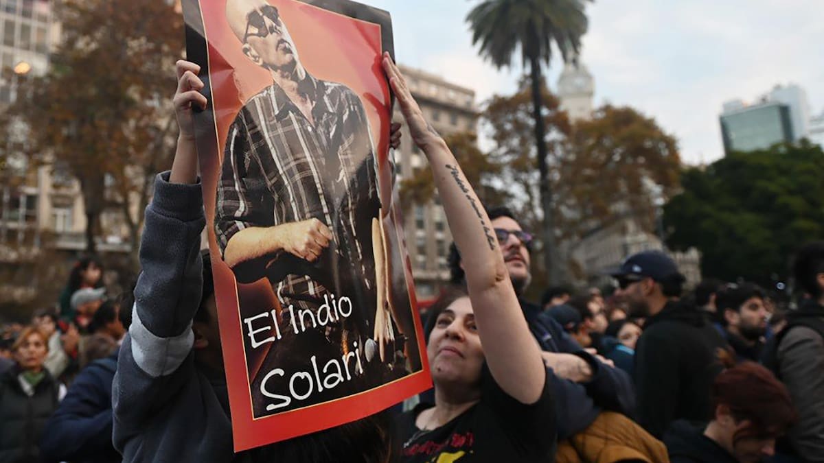 Incidentes en el banderazo por el Indio Solari en el Obelisco: hay ocho detenidos y dos policías heridos