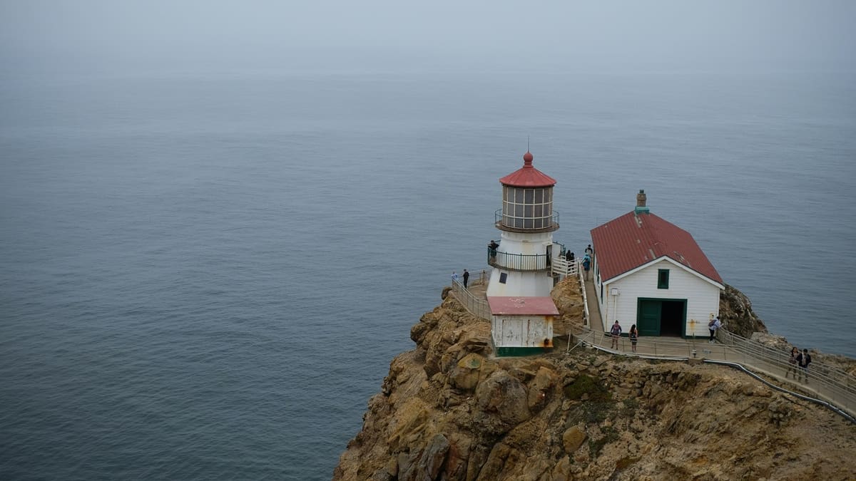 Buscan voluntarios para vivir gratis durante 3 meses en un famoso faro de California: qué ofrecen y cuáles son los requisitos