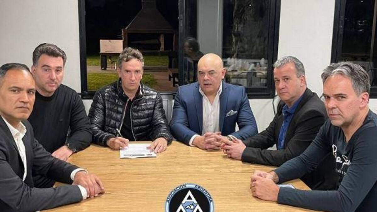 Federico Beligoy junto al gremio de árbitros. Foto: @aaaprensa