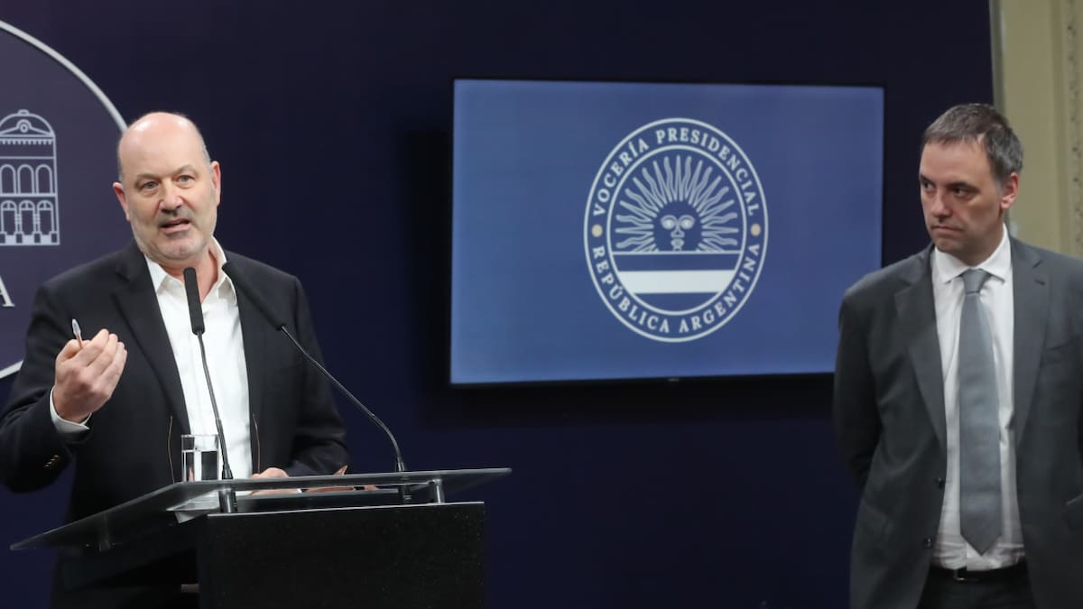 Federico Sturzenegger y Manuel Adorni. Foto: Presidencia.