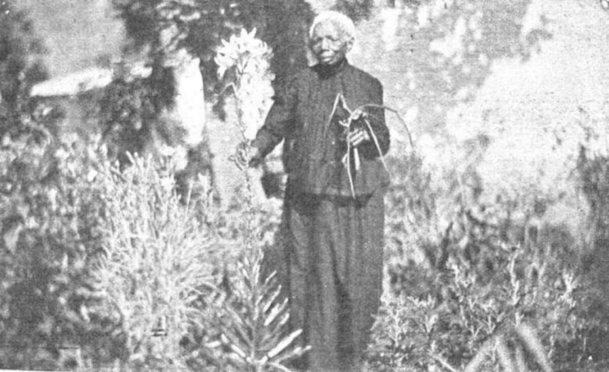 Felipa en el jardín de su casa en Cañuelas, poco antes de morir