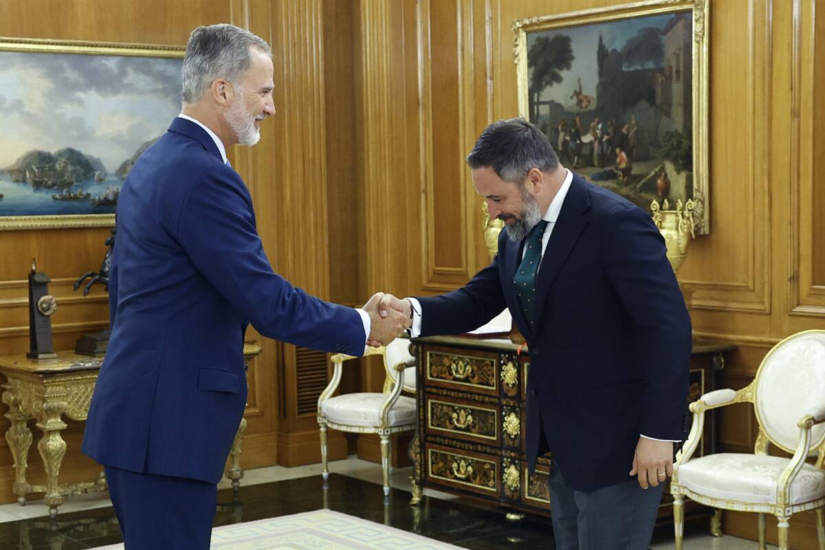 Felipe VI con Santiago Abascal, de VOX. Foto: EFE.