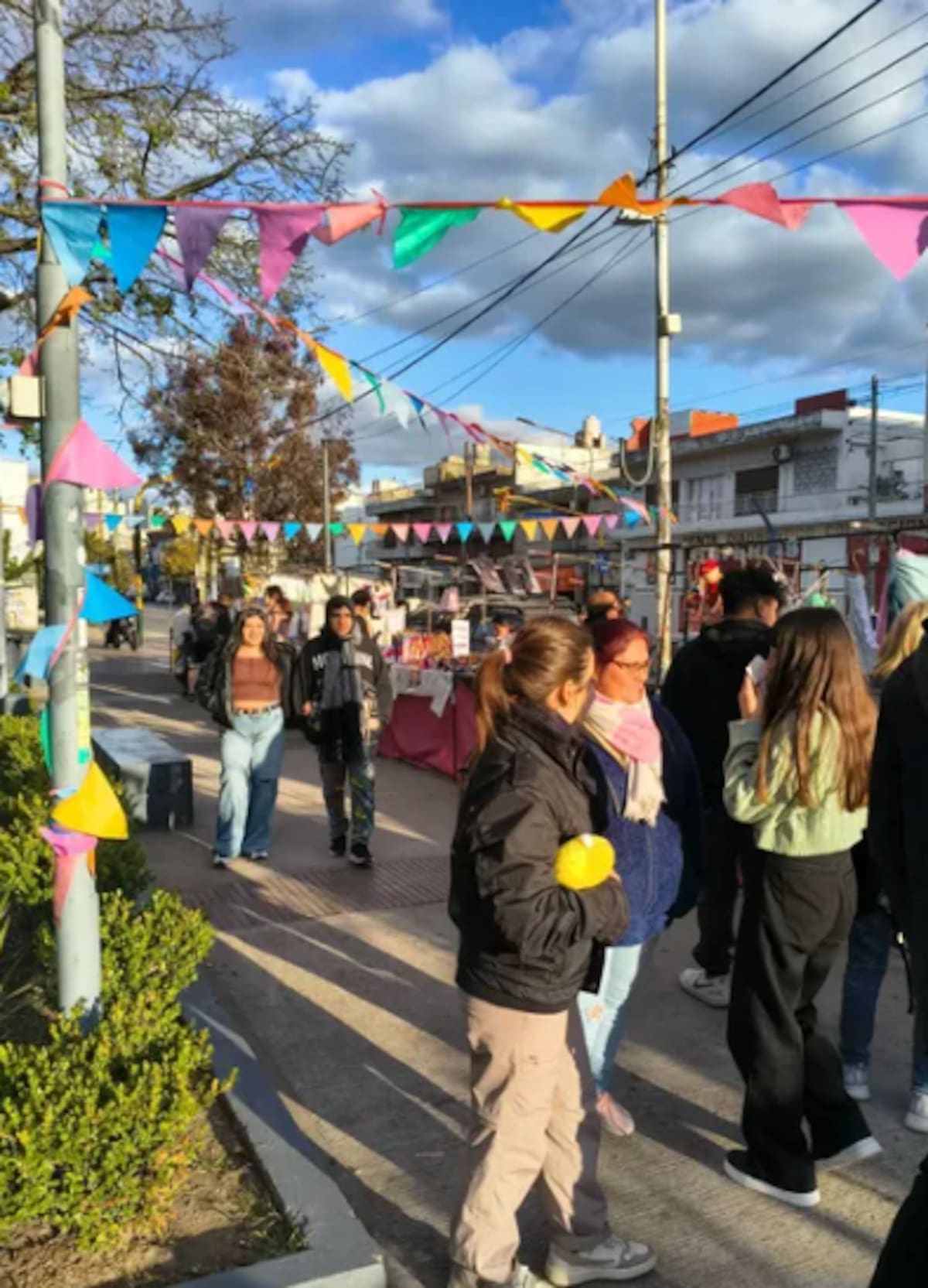 La feria y los food trucks atraen a familias y jóvenes durante las jornadas culturales en San Justo.