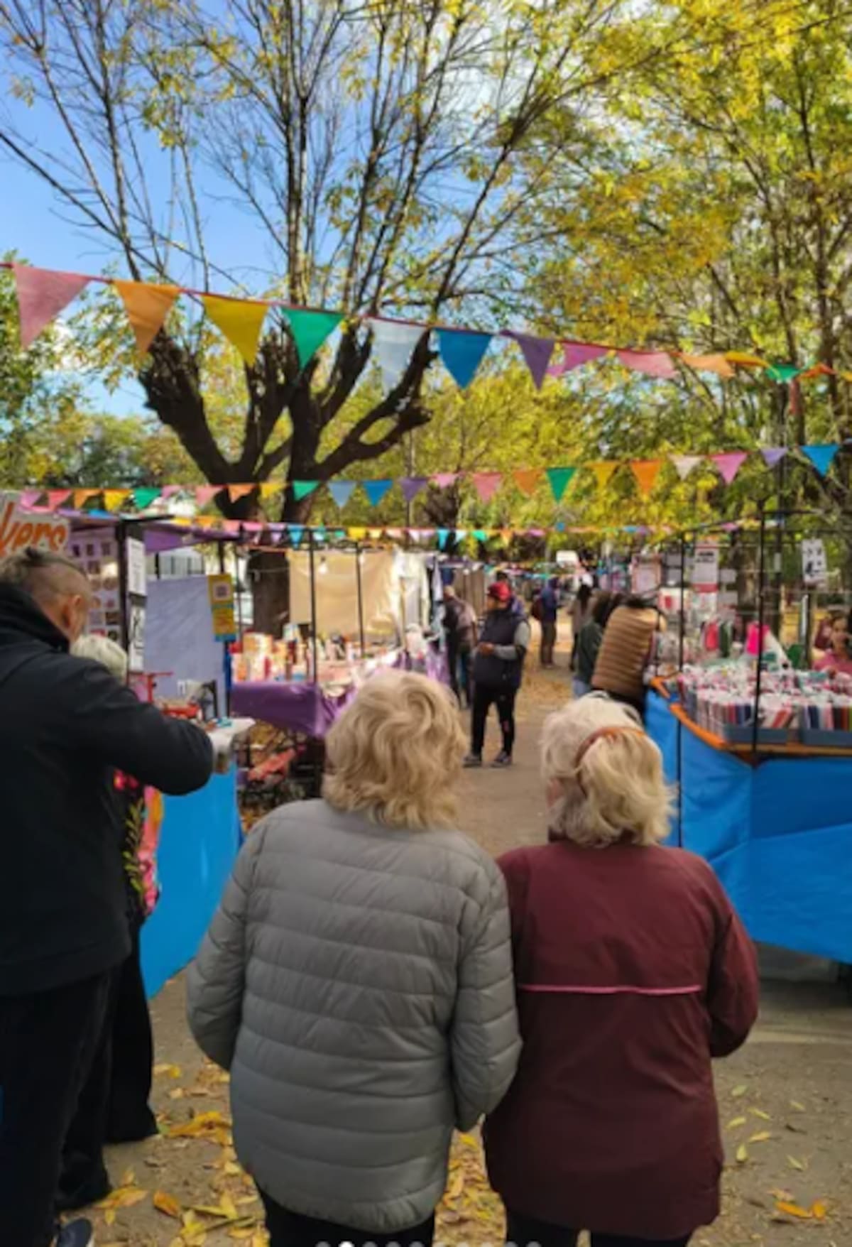 La feria y los food trucks atraen a familias y jóvenes durante las jornadas culturales en San Justo.