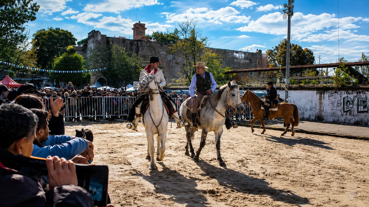 El barrio de CABA más patrio: tradición, feria y comida típica para el 25 de Mayo