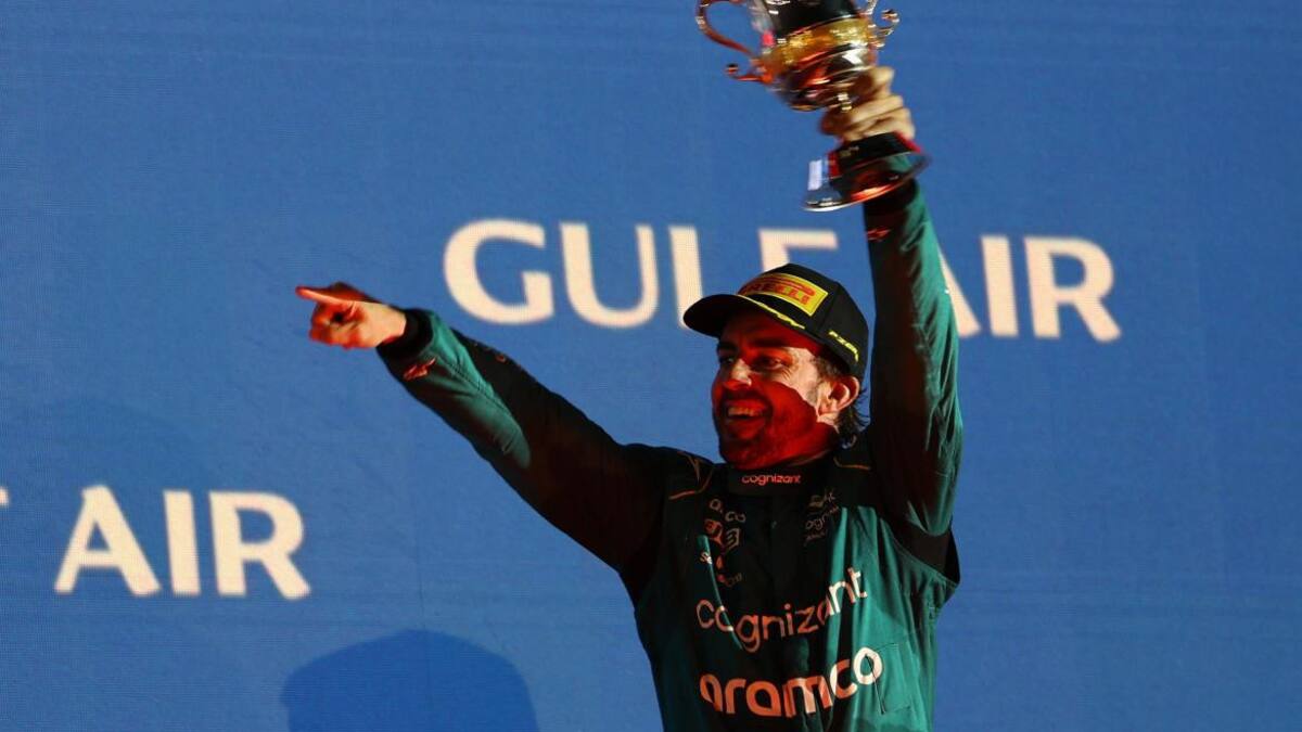 Fernando Alonso con su trofeo; Gran Premio de Bahrein 2023. Foto: Reuters.