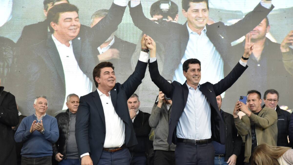 Fernando Espinoza junto a Wado de Pedro. Foto: Twitter.