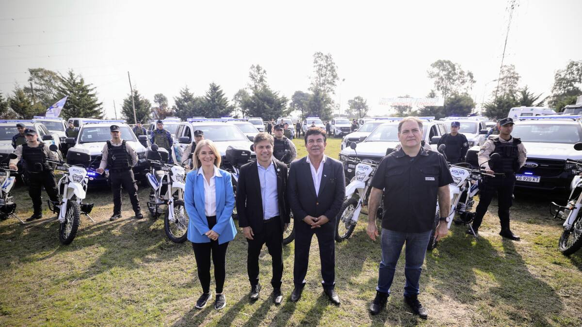 Fernando Espinoza y Axel Kicillof sumaron patrulleros y efectivos a La Matanza. Foto: Prensa
