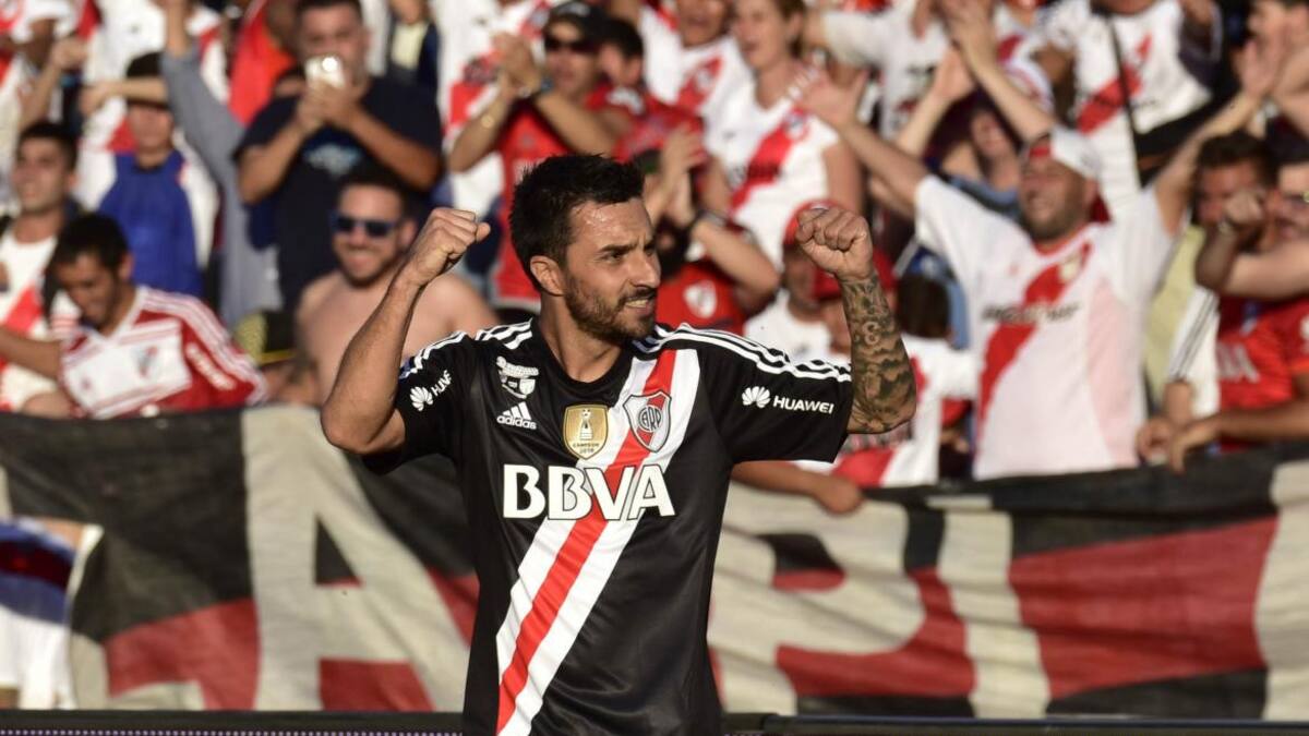 Festejo de gol de Scocco (NA)