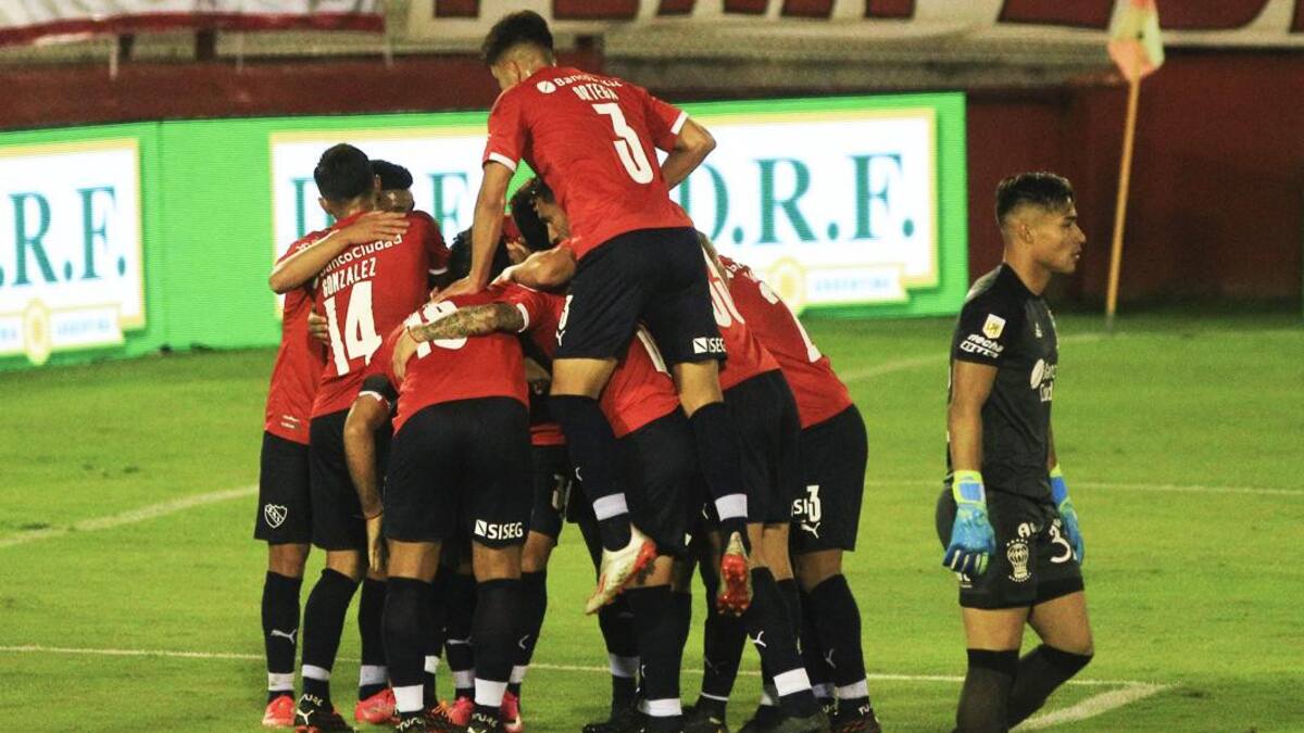 Festejo de Independiente ante Huracán, fútbol argentino, NA