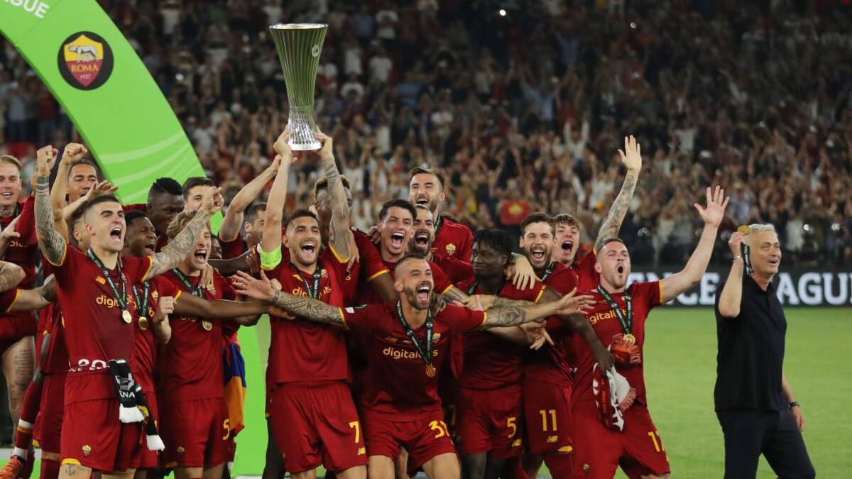 Festejo de la Roma al ganar la Conference League. Foto: REUTERS.