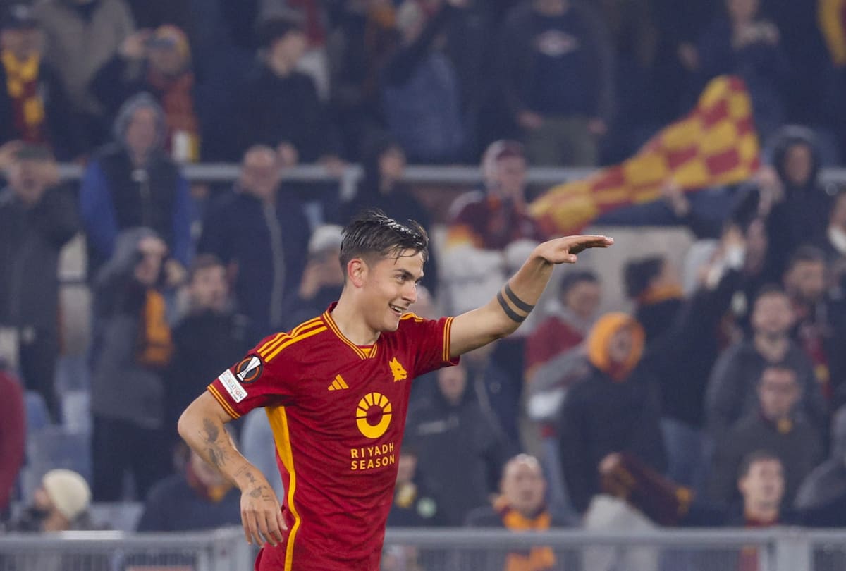 Festejo de Paulo Dybala para la Roma ante el Milan por la Europa League. Foto: EFE.