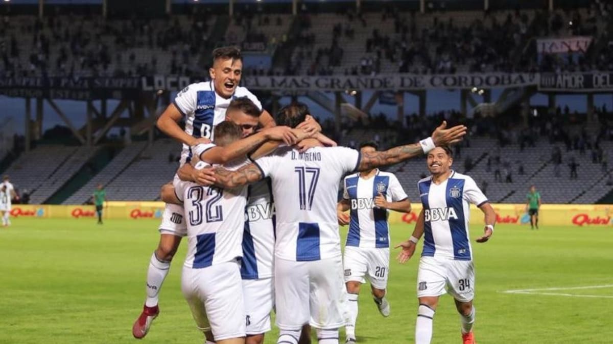 Festejo de Talleres tras eliminar a San Martín de San Juan de Copa Superliga