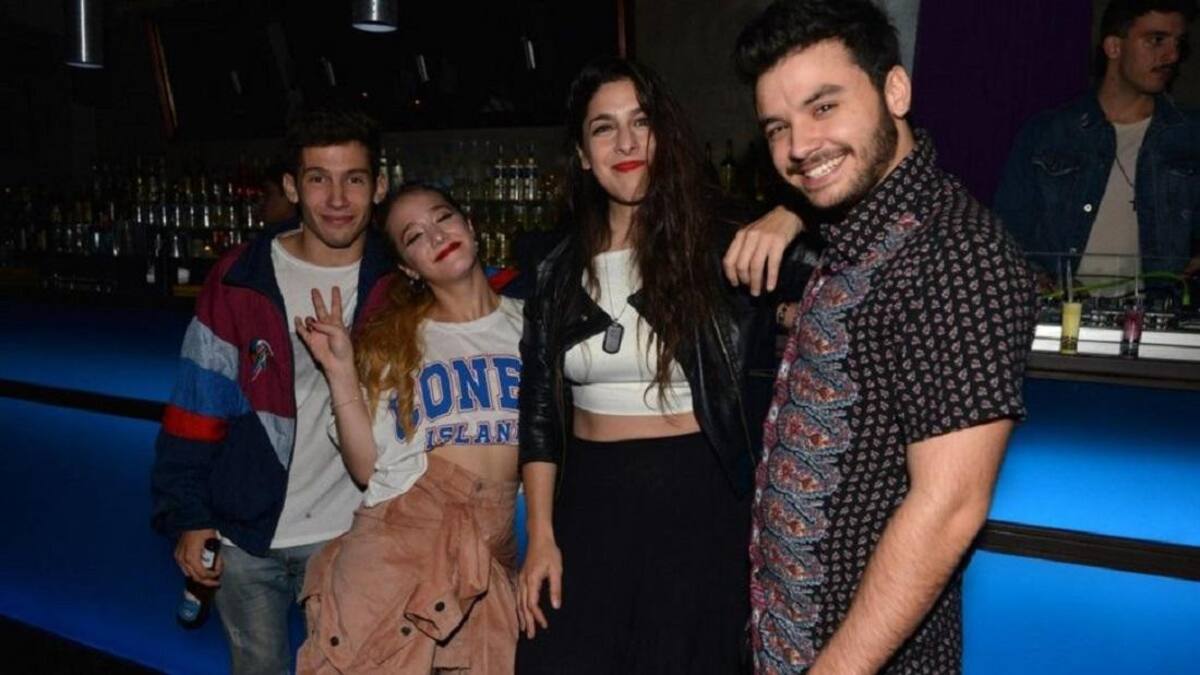 Festejo del elenco de Simona por las 50 emisiones