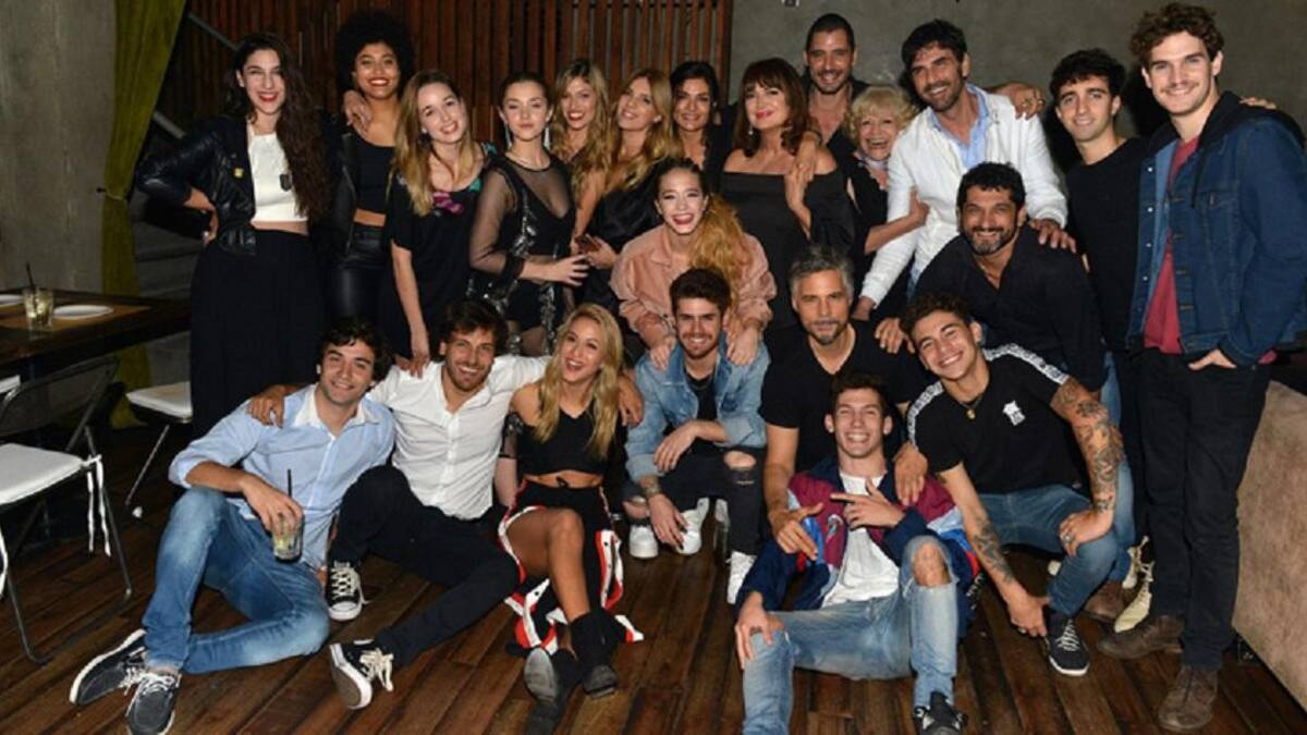 Festejo del elenco de Simona por las 50 emisiones