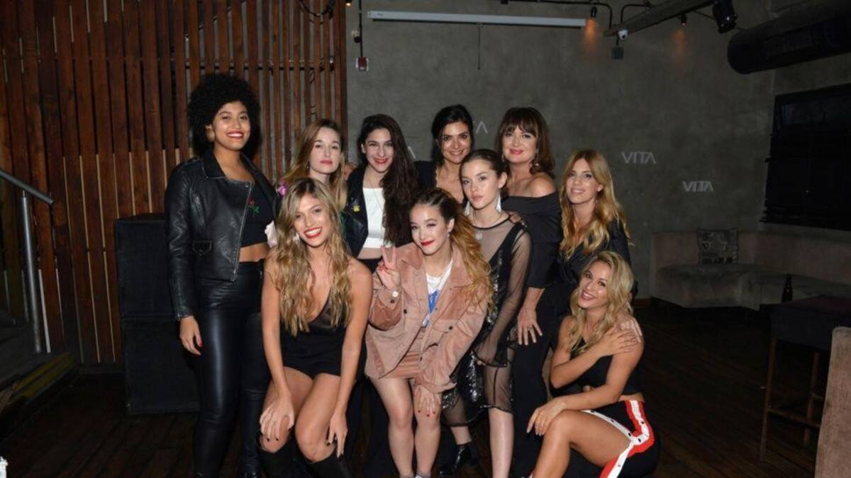 Festejo del elenco de Simona por las 50 emisiones