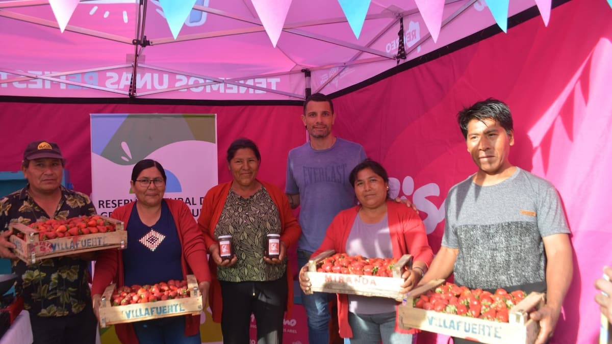 Tiene vida de pueblo, pero funciona como un polo industrial y productivo: la ciudad bonaerense que celebra la Fiesta de la Frutilla en octubre