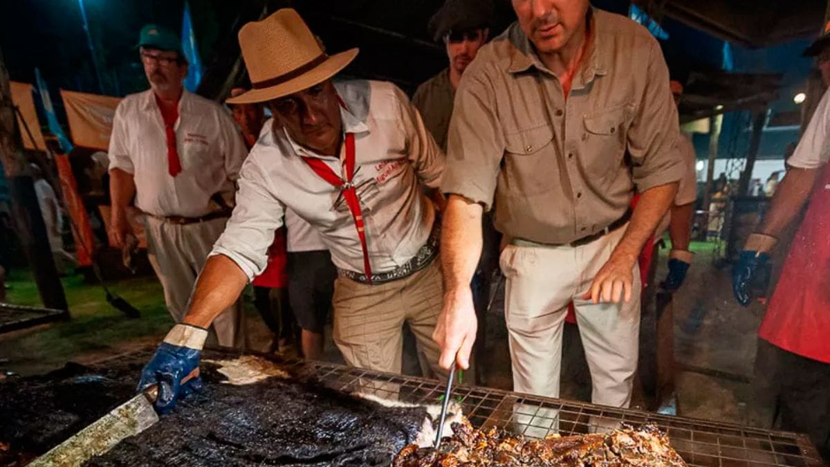 El pueblo bonaerense que nació con el tren: una estación detenida en el tiempo y la Fiesta del Asado con Cuero que celebra la tradición
