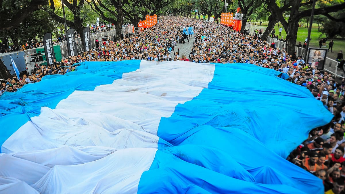 Con 50 años de historia, llega la carrera más patria de todas: se viene Fiestas Mayas, el evento imperdible del running argentino