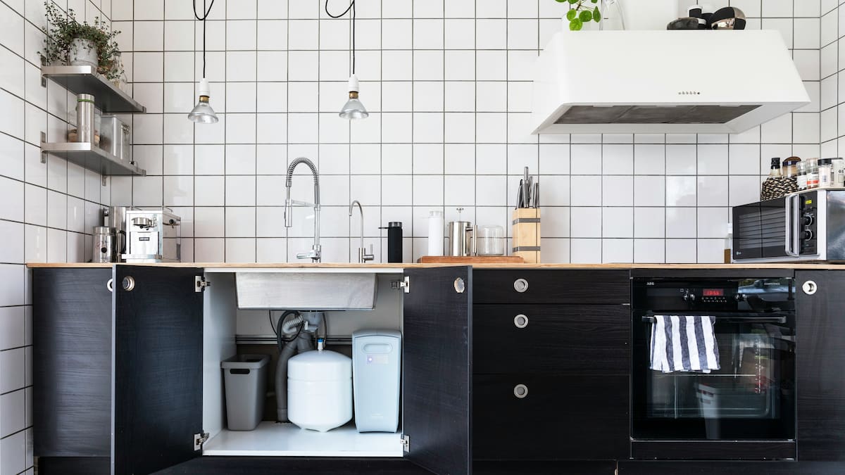 Ni limón, ni vinagre: el truco casero e infalible para limpiar la cocina y desengrasarla sin esfuerzo