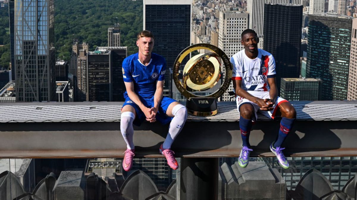 Cole Palmer (Chelsea) y Ousmane Dembélé (PSG) en la previa a la final del Mundial de Clubes 2025, sobre una viga en pleno Nueva York y con la Gran Manzana de fondo.