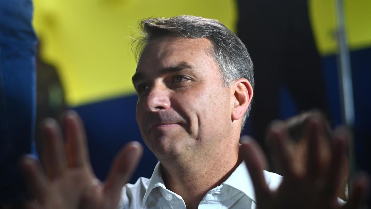 ¿Indulto en Brasil?: Flávio Bolsonaro confía en ganar el balotaje y quiere que su padre le ponga la banda presidencial