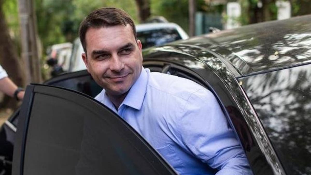 Una investigación contra Flávio Bolsonaro empantana la campaña electoral en Brasil