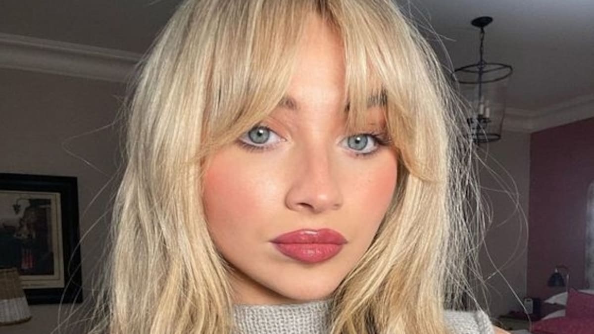 Flequillo cortina, el corte vintage que revive gracias a Sabrina Carpenter.