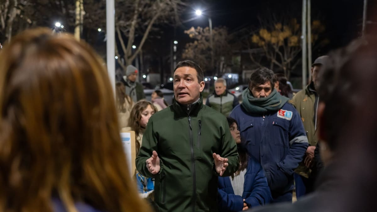 Andrés Watson supervisó la renovación del parque lumínico en el barrio número N°68 de Florencio Varela