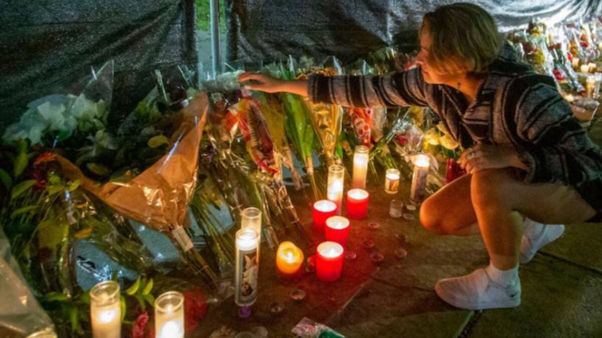 Flores dejadas en memora de las víctimas de la avalancha, foto NA