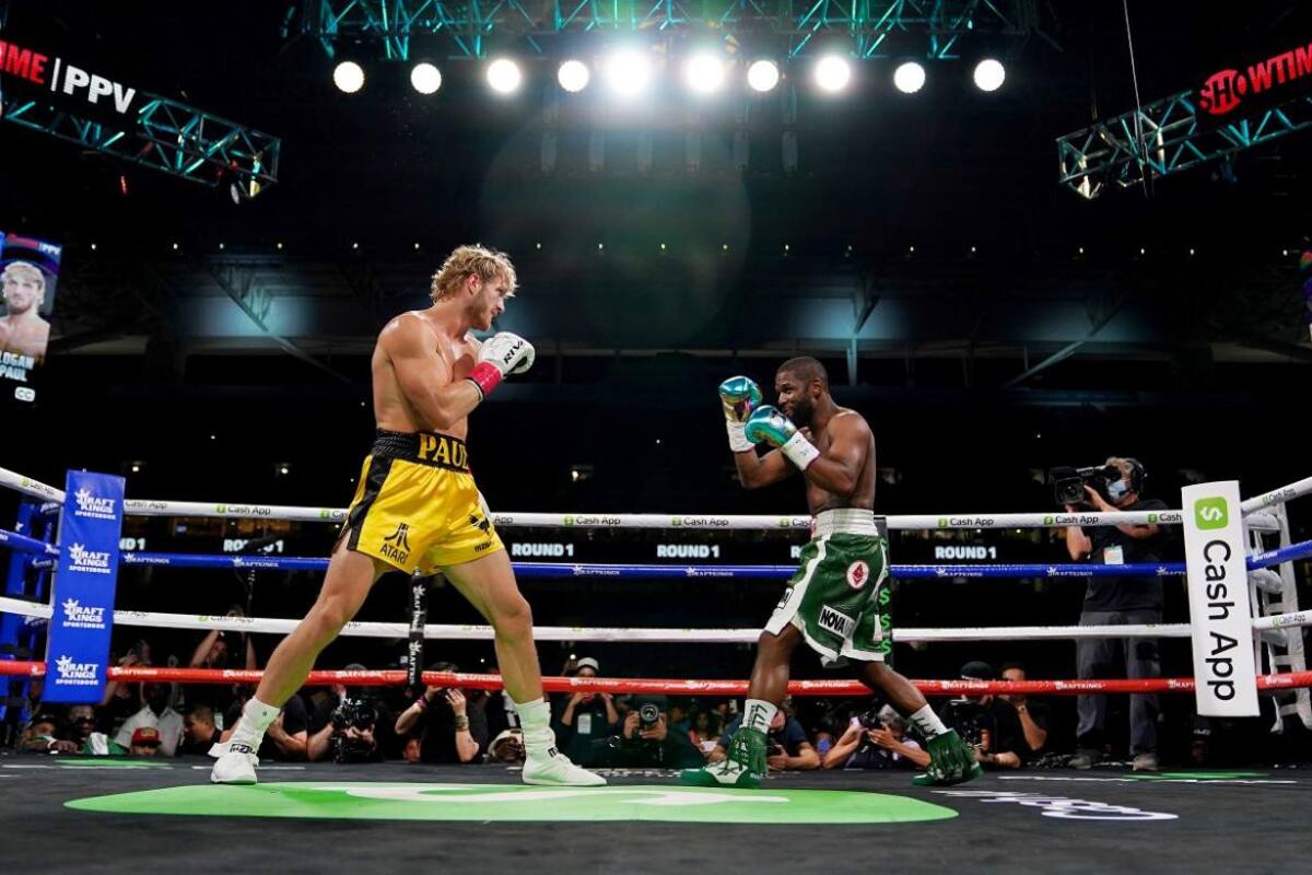 Floyd Mayweather y Logan Paul pelea exhibición en Miami, Reuters.