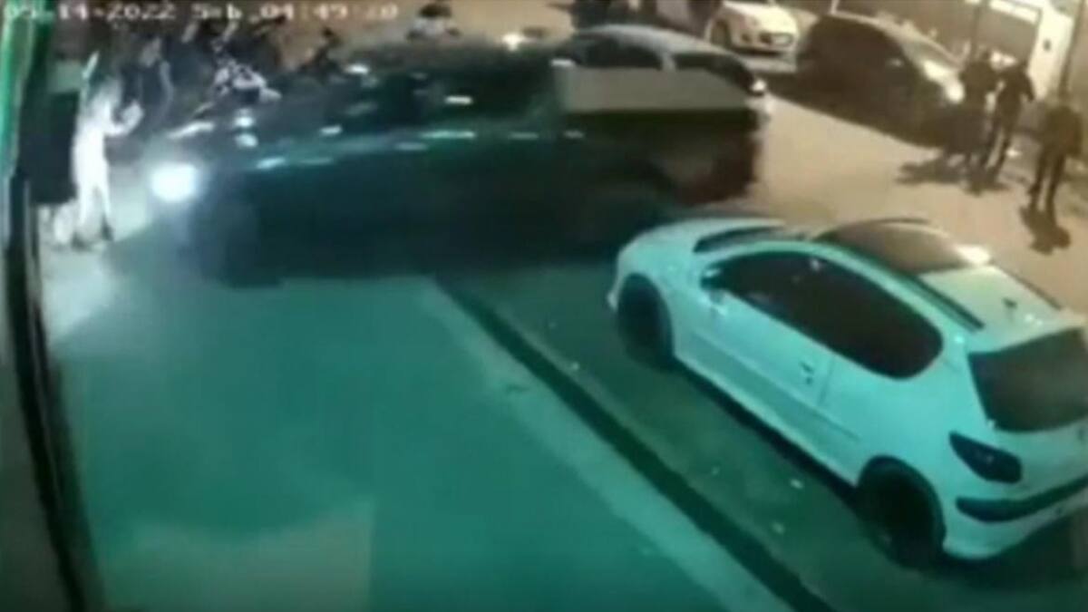 Formosa, lo echaron de un boliche e incrustó su auto contra el local, foto captura video