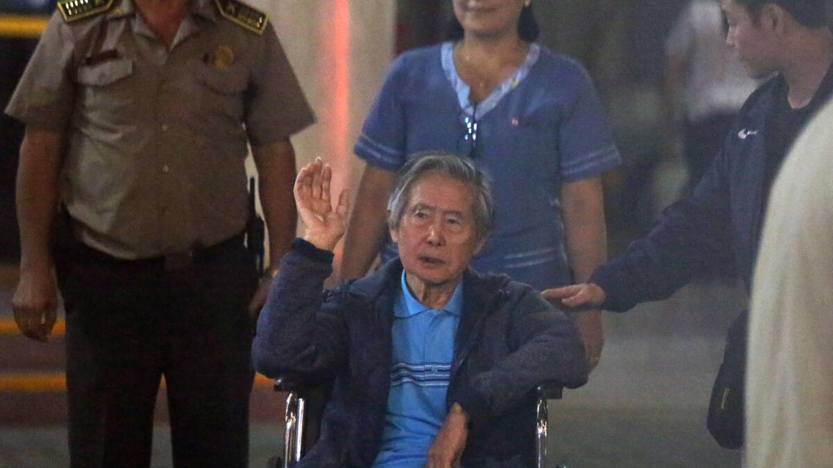 Fotografía de archivo fechada el 4 de enero de 2018 que muestra al expresidente peruano Alberto Fujimori (c), a su salida de la clínica Centenario de Lima (Perú). EFE