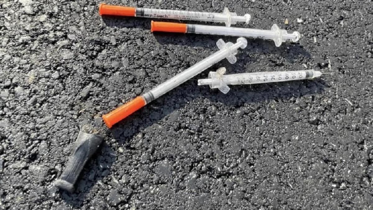 Fotografía de unas jeringuillas tiradas en el suelo de una calle del barrio Kensington, en Filadelfia, Pensilvania. (EE.UU.). EFE