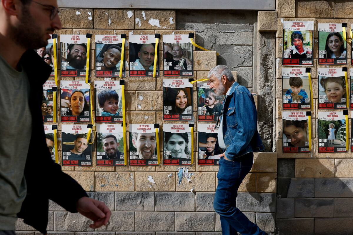 Fotos de rehenes en calles israelíes. Foto: Reuters.
