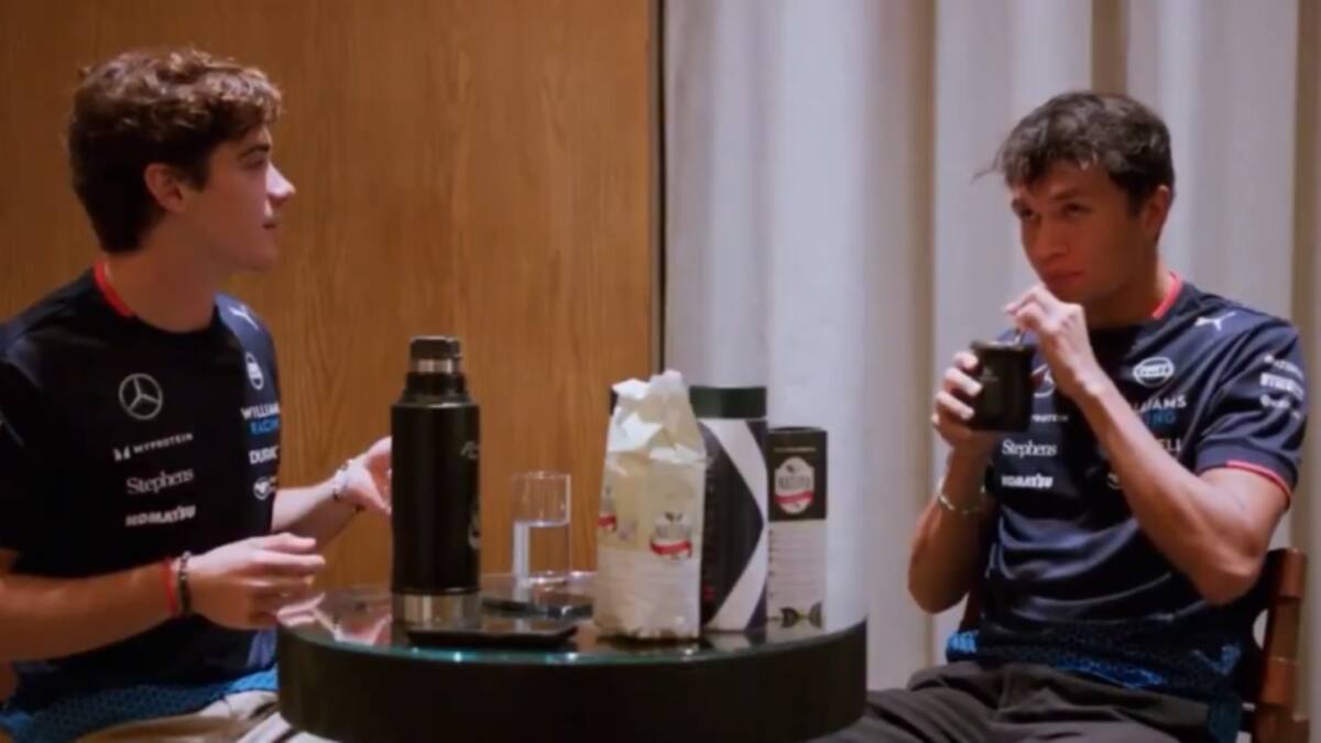 Franco Colapinto le enseña a tomar mate a Alex Albon. Foto: Captura de video.