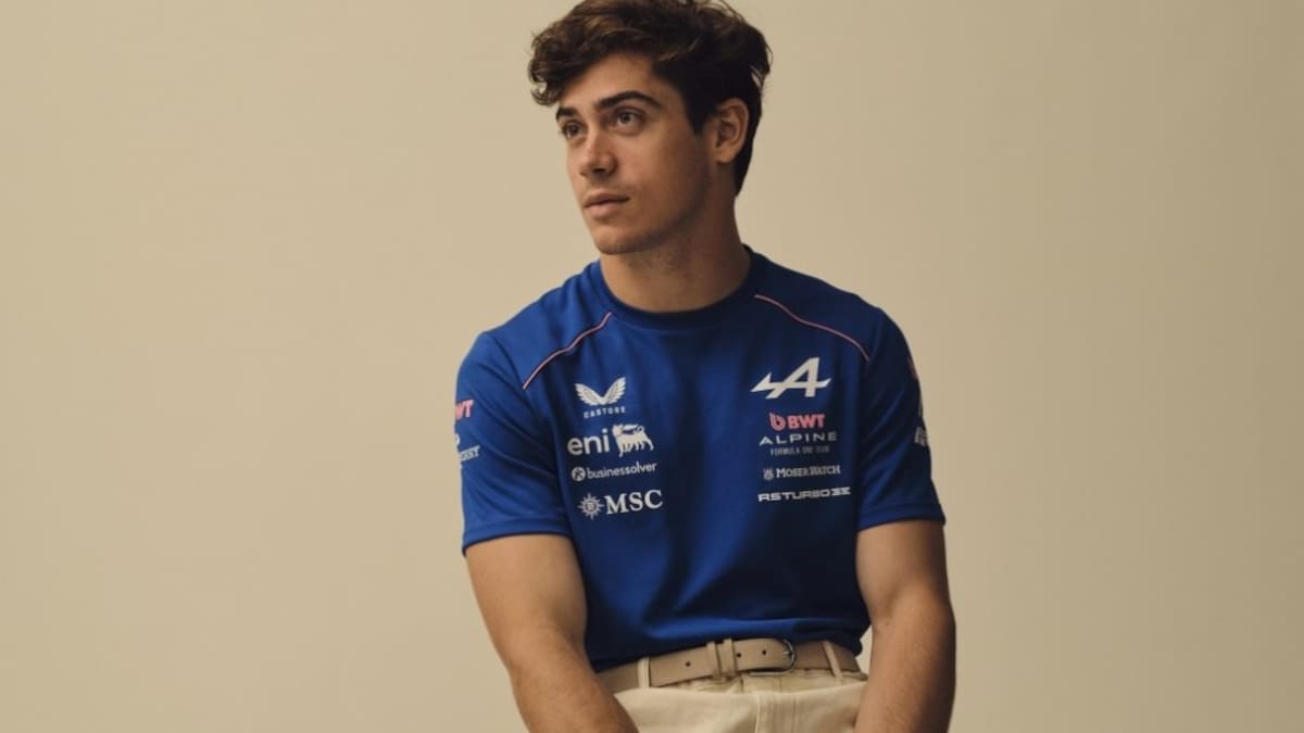 Franco Colapinto modelando la nueva ropa de la escudería Alpine de Fórmula 1.
