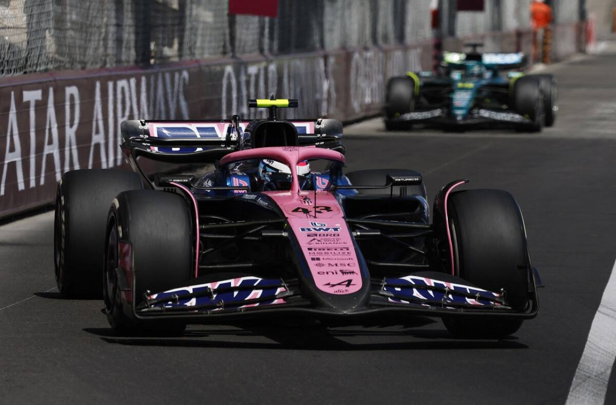 Franco Colapinto seguido de cerca por un Aston Martin en el GP de Mónaco. Foto: Reuters (Stephanie Lecocq)