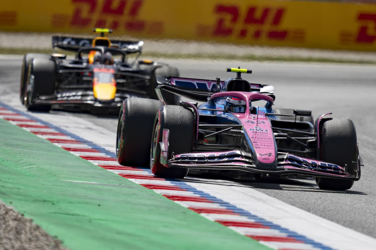 Franco Colapinto seguido de cerca por Yuki Tsunoda en el GP de España. Foto: EFE (Siu Wu)