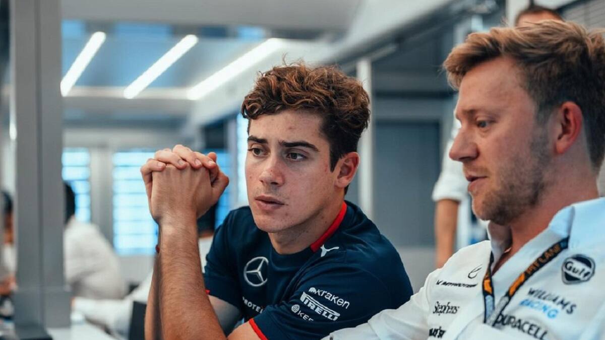Franco Colapinto ultima detalles con su equipo en su debut de la F1. Foto: Instagram @williamsracing