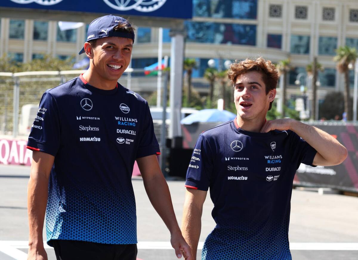 Franco Colapinto y el piloto tailandés Alex Albon de Williams Racing caminan en el pitlane antes del Gran Premio de Fórmula Uno de Azerbaiyán de 2024, en el circuito de la ciudad de Bakú. EFE