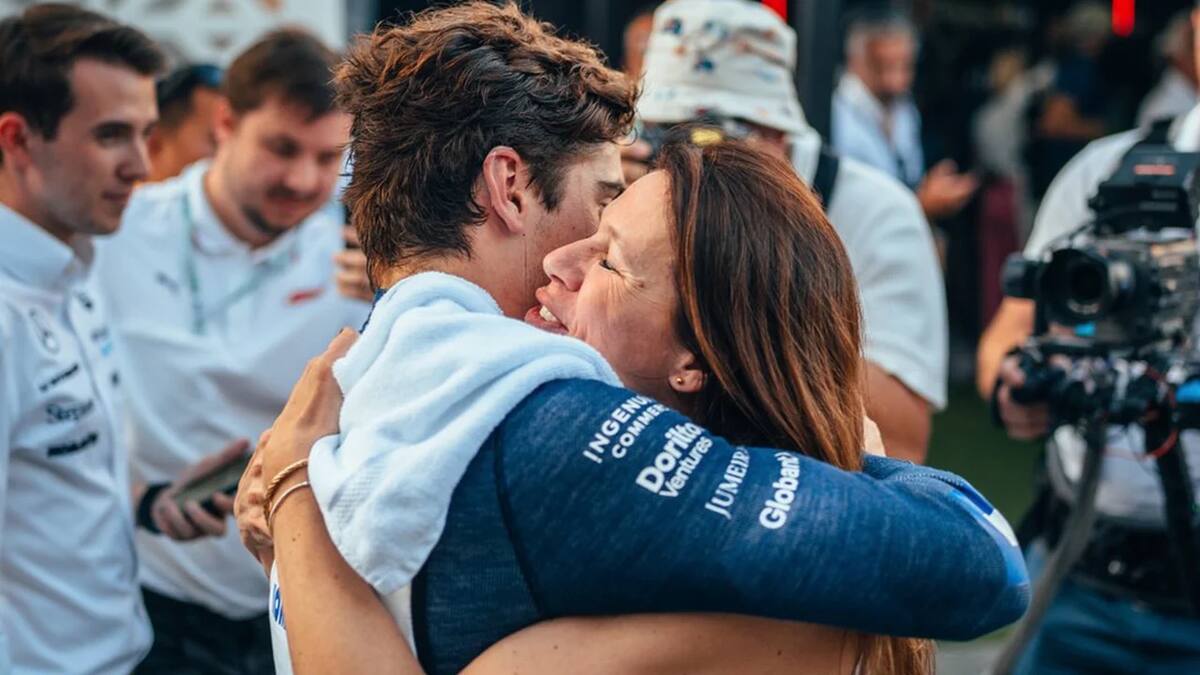 Tras el GP de Italia, la madre de Franco Colapinto fue a votar en Pilar: en moto y con un curioso casco
